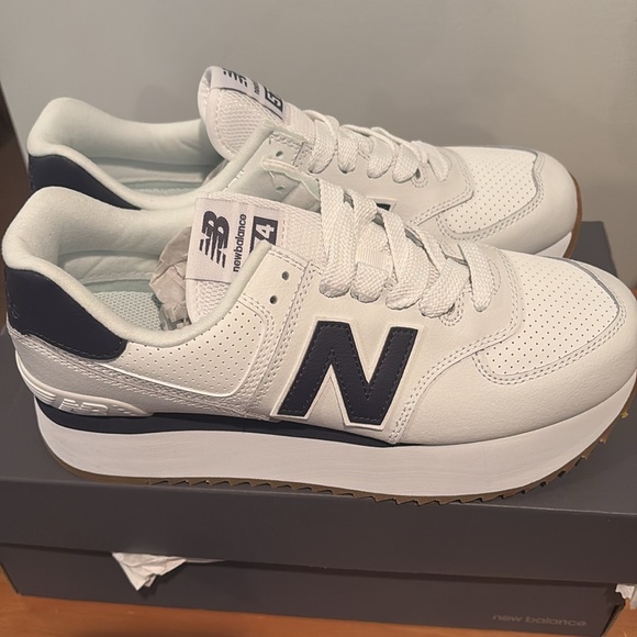 White platform New balance Sneaker with gum bottom - Picture 4 of 8